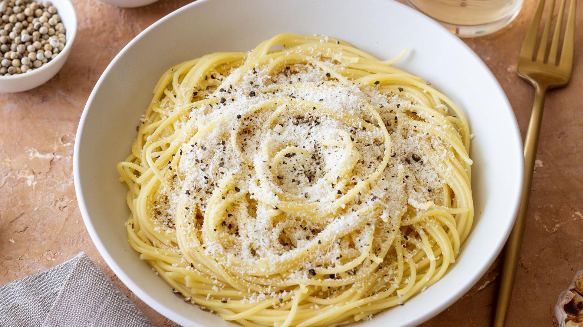 伝統的な「カチョ・エ・ペペ」：イタリアの食文化を象徴するシンプルなパスタ