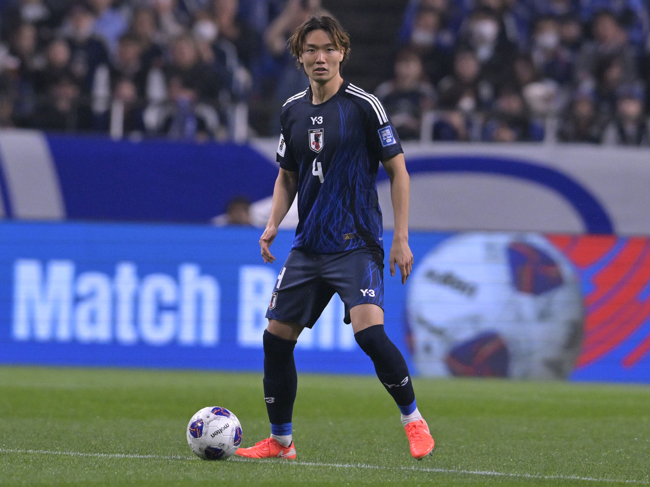 レジェンド背番号を着用! アヤックスがボルシアMGの日本代表DF