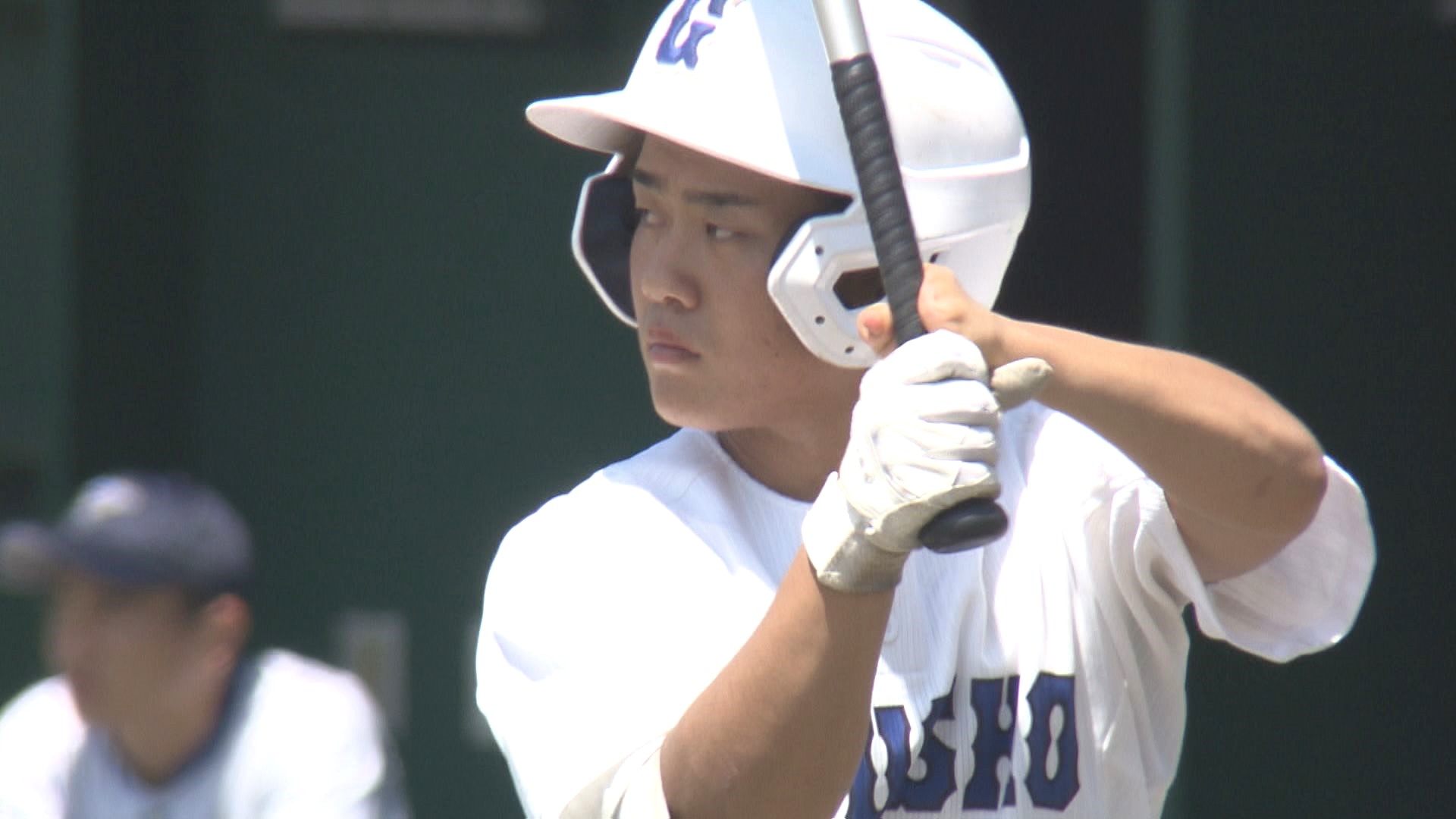夏の甲子園出場を決めた県立岐阜商業高校の横山温大選手がバットを振る姿