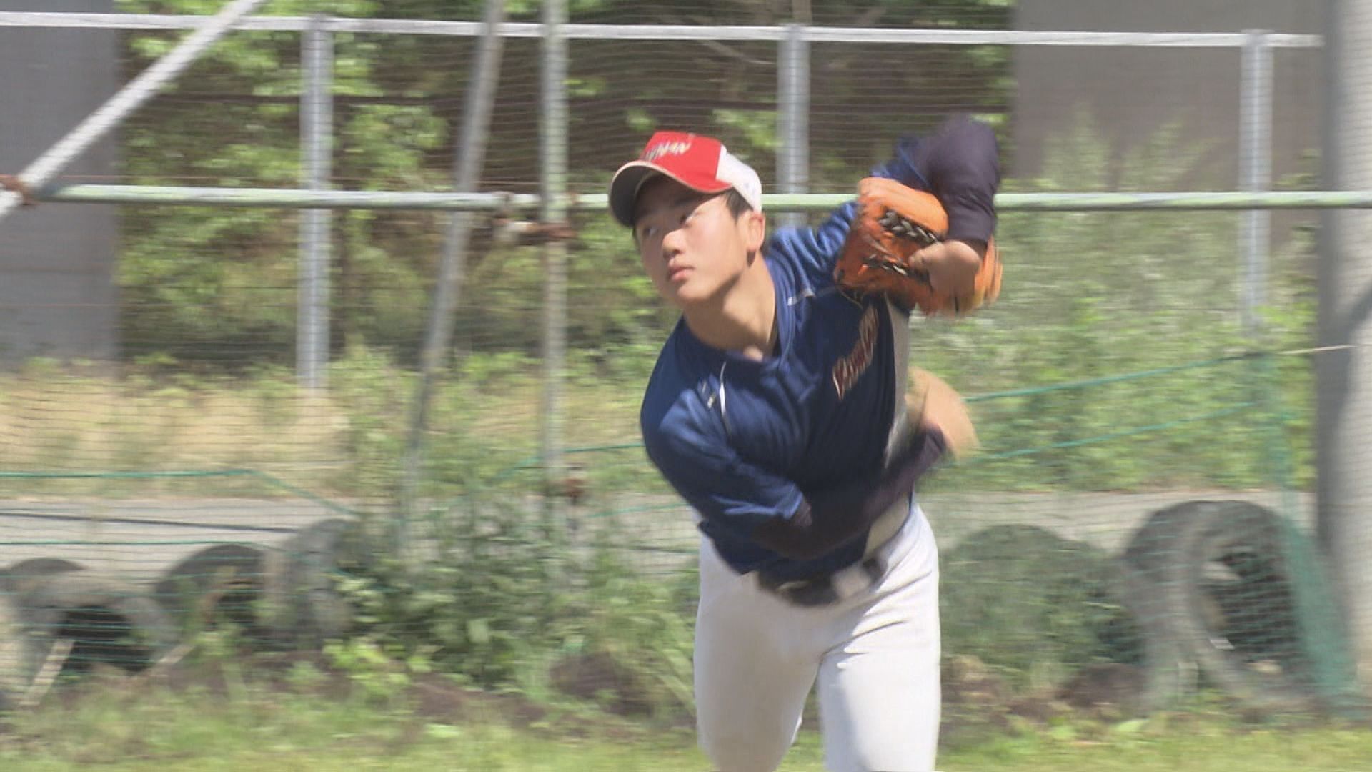 グローブを素早く外して握り替えを行う横山温大選手。この動作が彼の武器となる。