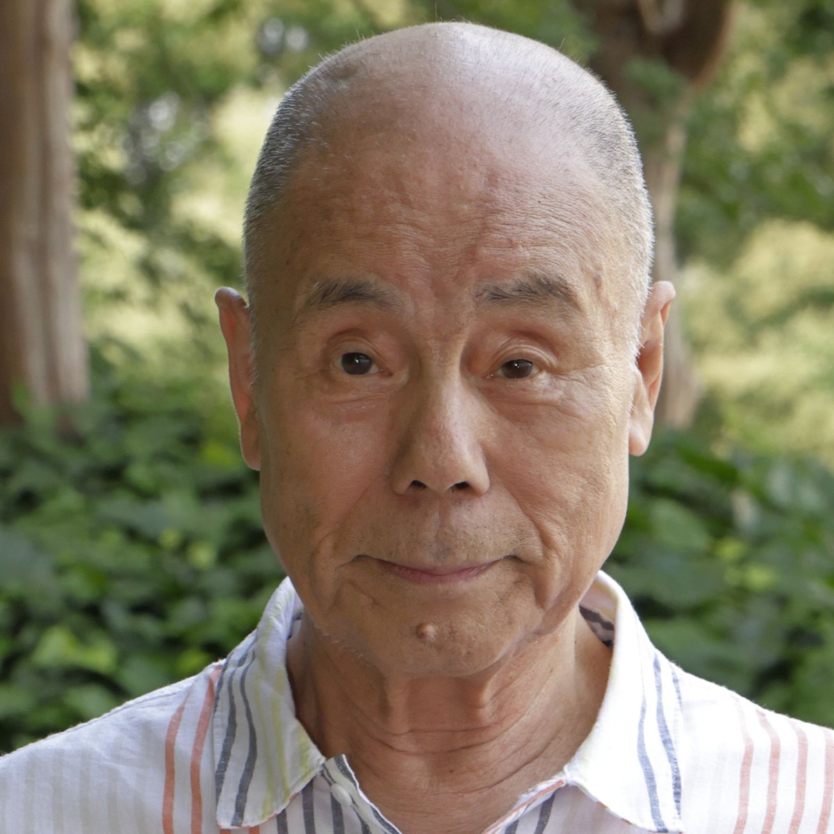 81歳でラジオパーソナリティとして活躍する桑原征平氏。マイクの前で力強く語る姿。