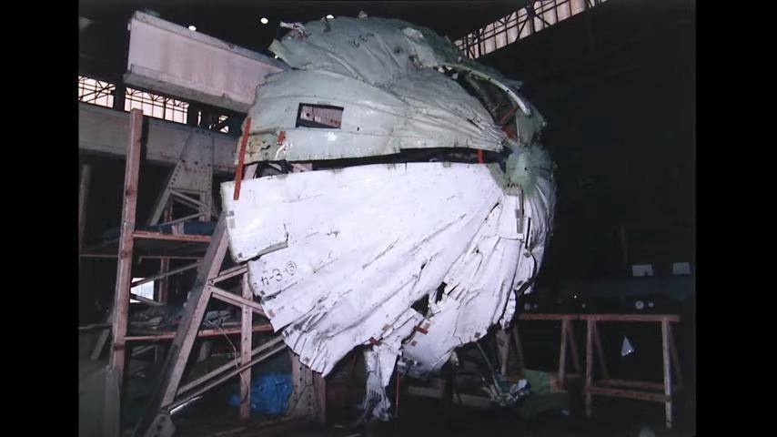 日航機墜落事故の原因とされる不適切修理箇所の圧力隔壁が、東京・調布飛行場で復元された様子