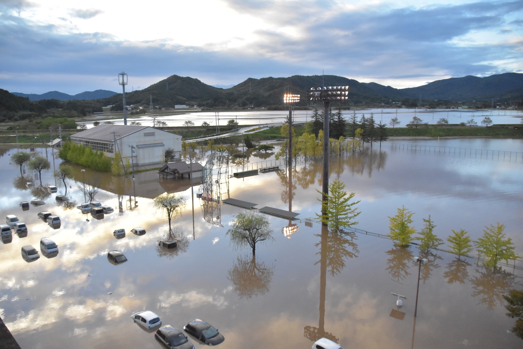 令和元年東日本台風の豪雨翌朝、浸水した宮城県丸森町役場周辺の様子