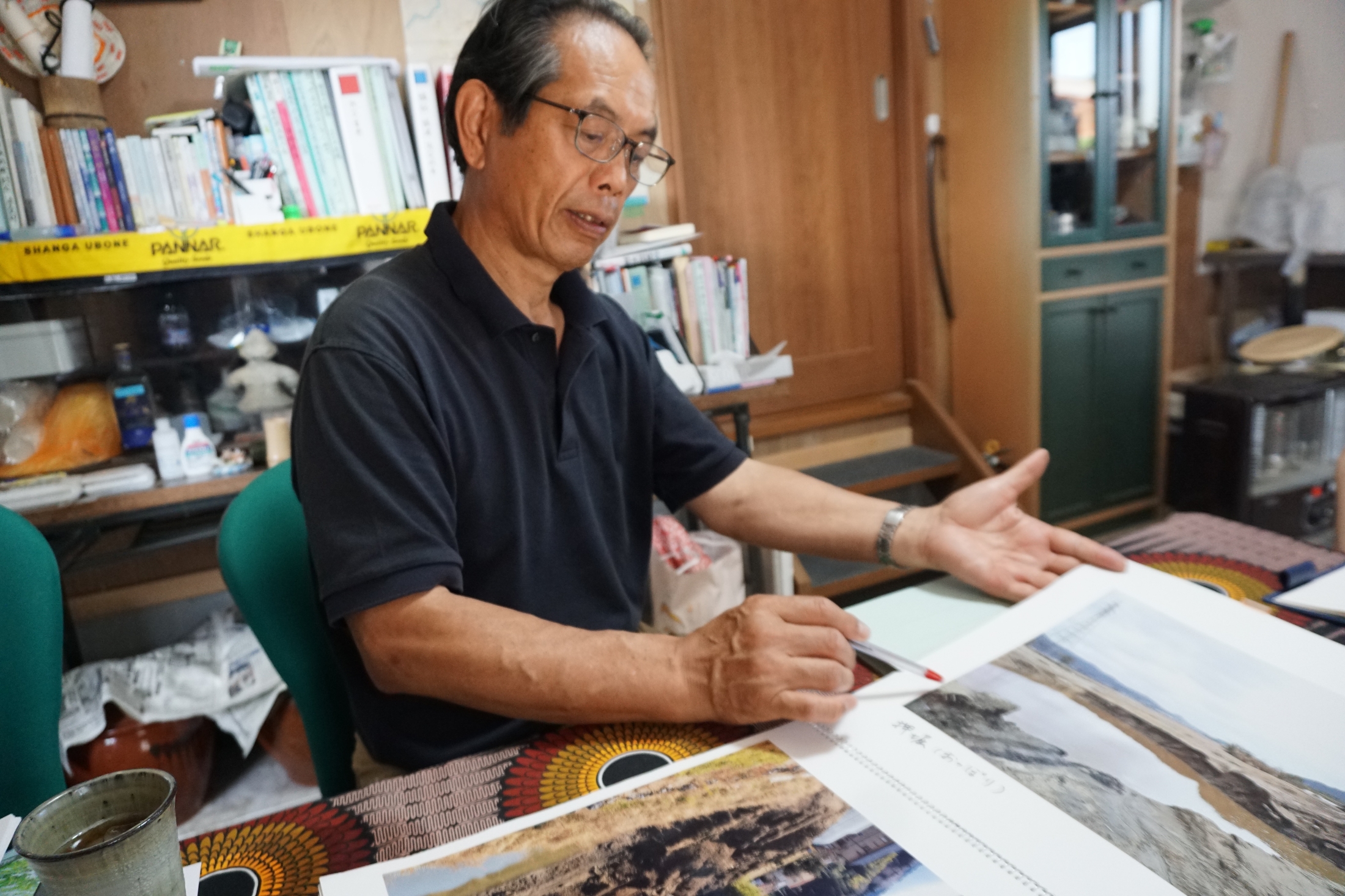 2019年台風19号の被害状況を示す資料を手に、当時の丸森町での豪雨体験を語る宍戸克美さん