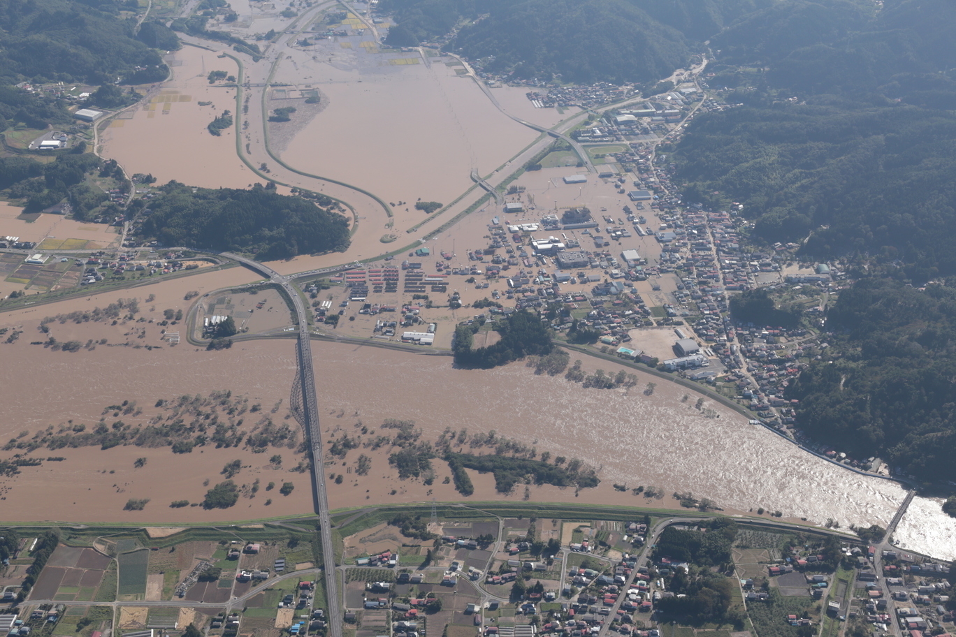 令和元年東日本台風により2019年10月13日13時に広範囲で浸水した丸森町中心部の航空写真