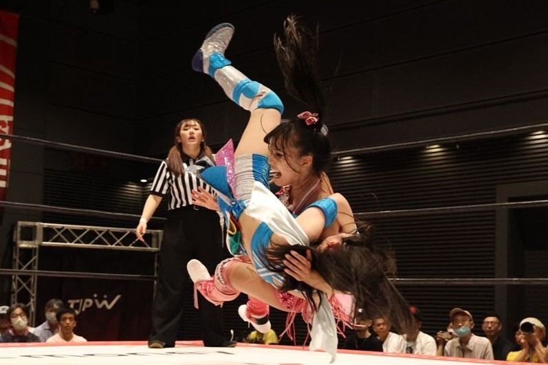 渡辺未詩が“現役JKレスラー”風城ハルを下して「東京プリンセス