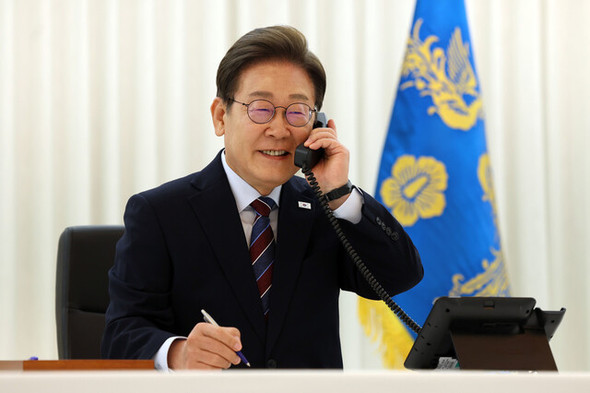 李在明韓国大統領が官邸で電話対応する様子