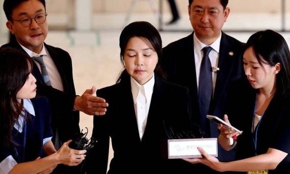 金建希（キム・ゴンヒ）氏、ドイツモーターズ株価操作疑惑で特検に出頭する様子