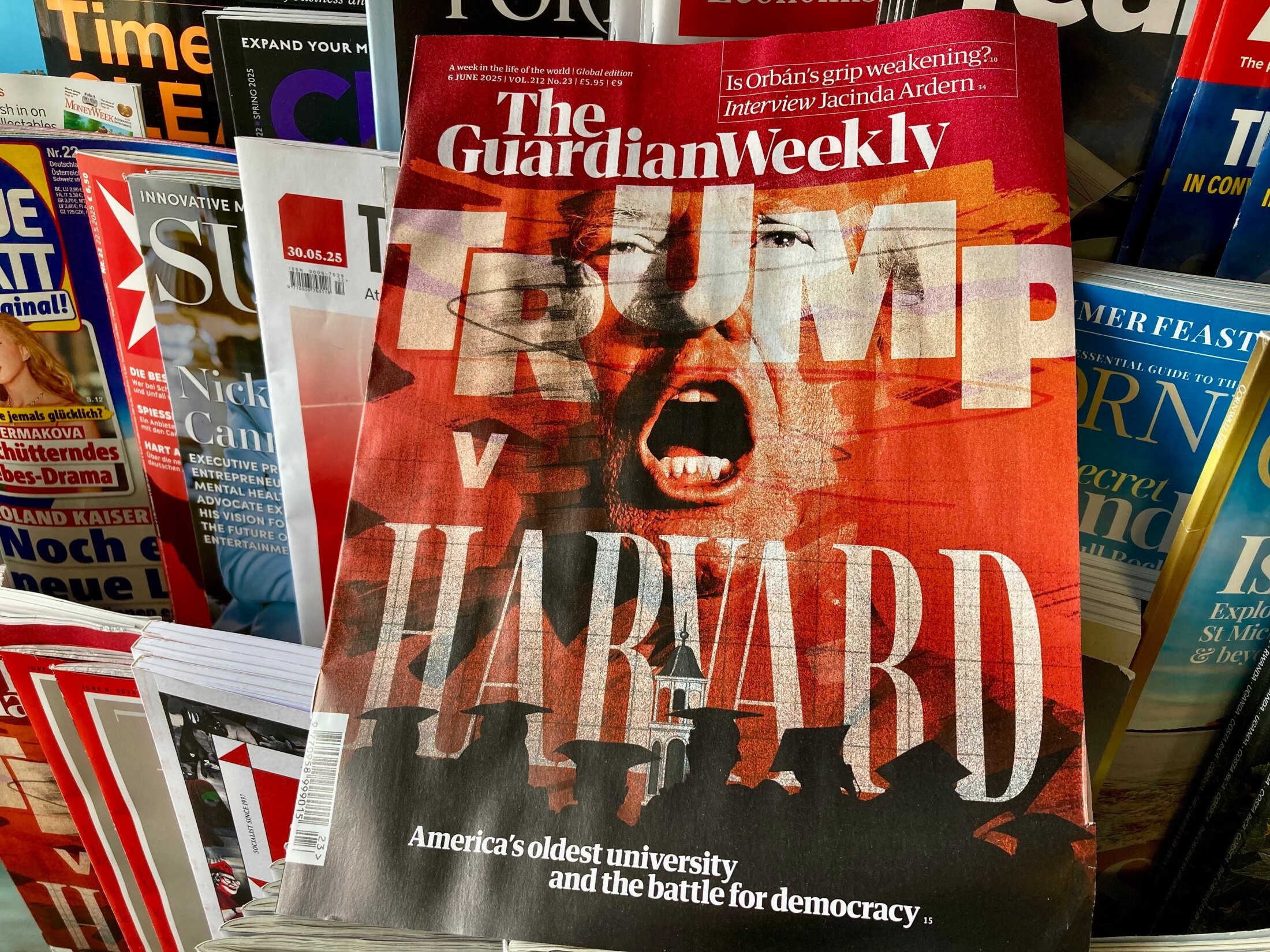 ドナルド・トランプ前大統領がハーバード大学への攻撃を語る様子。アメリカの教育機関と民主主義の未来に関する議論を象徴するイメージ。