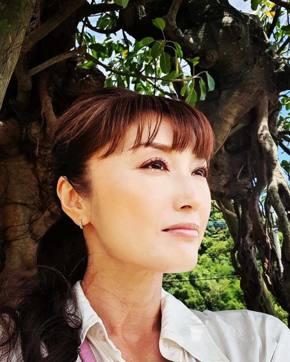 50歳になっても変わらぬ美しさを保つ井上晴美さん、明るい笑顔で取材に応じる