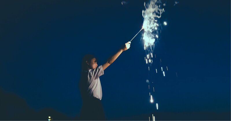大学受験の成功を願う学生が、自宅で真剣に勉強に励む様子。学歴社会における受験生のプレッシャーと努力を象徴。
