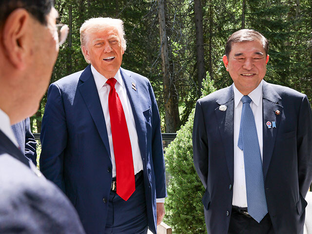 日米貿易交渉の過程で会談するドナルド・トランプ大統領と石破茂首相