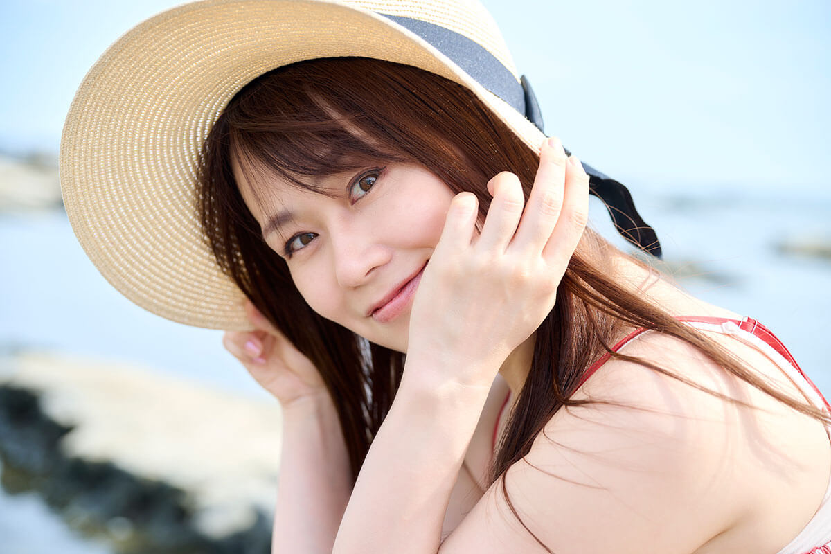 シンガーソングライター大和姫呂未のポートレート写真：過去の苦悩を乗り越え、音楽活動20周年を迎える彼女の決意を示す表情。