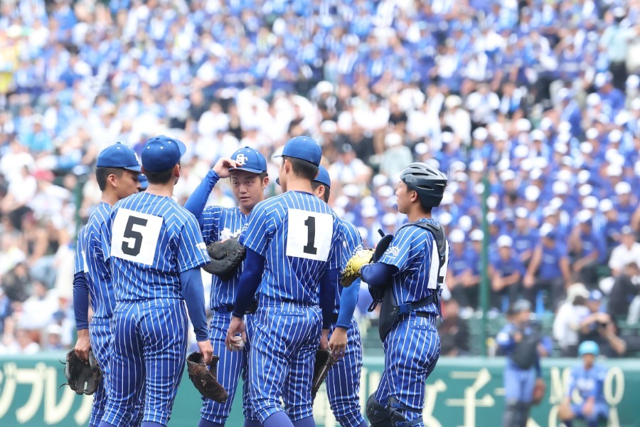 甲子園優勝時のソックスと甲子園優勝時のキャップとなります。 甲子園で話題、青藍泰斗の“ド派手”ユニ 監督とコーチが込めた