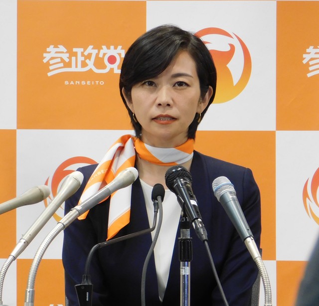 参政党の梅村みずほ参院議員が会見で国旗損壊罪の必要性を訴える様子