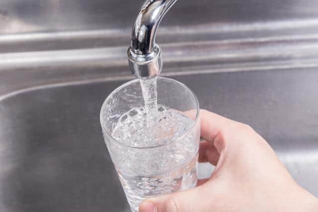 水道水をコップに注ぐ様子。日本の安全な水道水のイメージ。