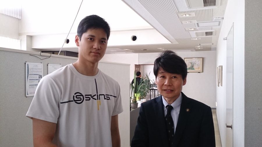 日本ハム時代の若き大谷翔平選手と、笑顔で並ぶ元鎌ケ谷市長の清水聖士氏。このツーショットは清水氏にとって市長時代の貴重な思い出であり、地方自治とプロ野球チームとの関係性を示す象徴的な一枚。