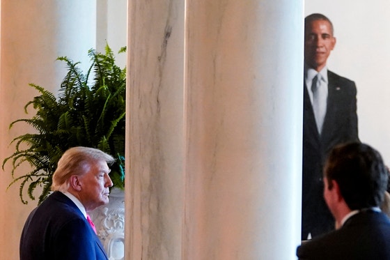 ホワイトハウスでオバマ元大統領の肖像画を背景に立つトランプ大統領