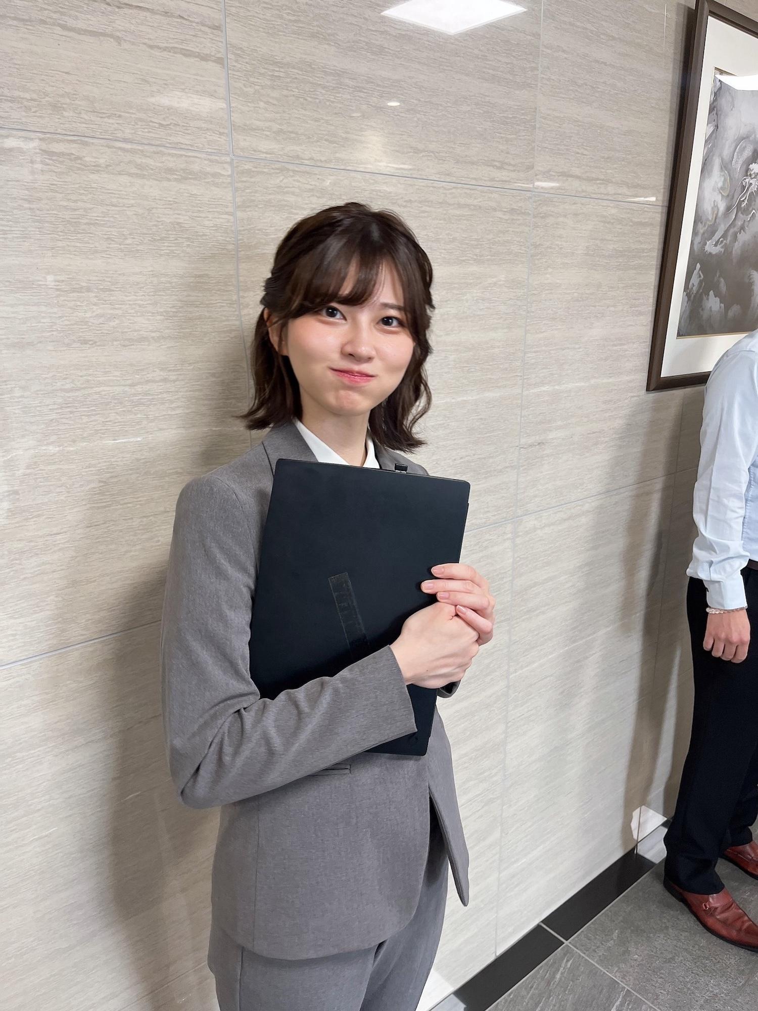 日本人OLとして世界中で注目を集める荒木佐保里（SAO）氏。彼女のXでの「バズり」が大きな話題に。