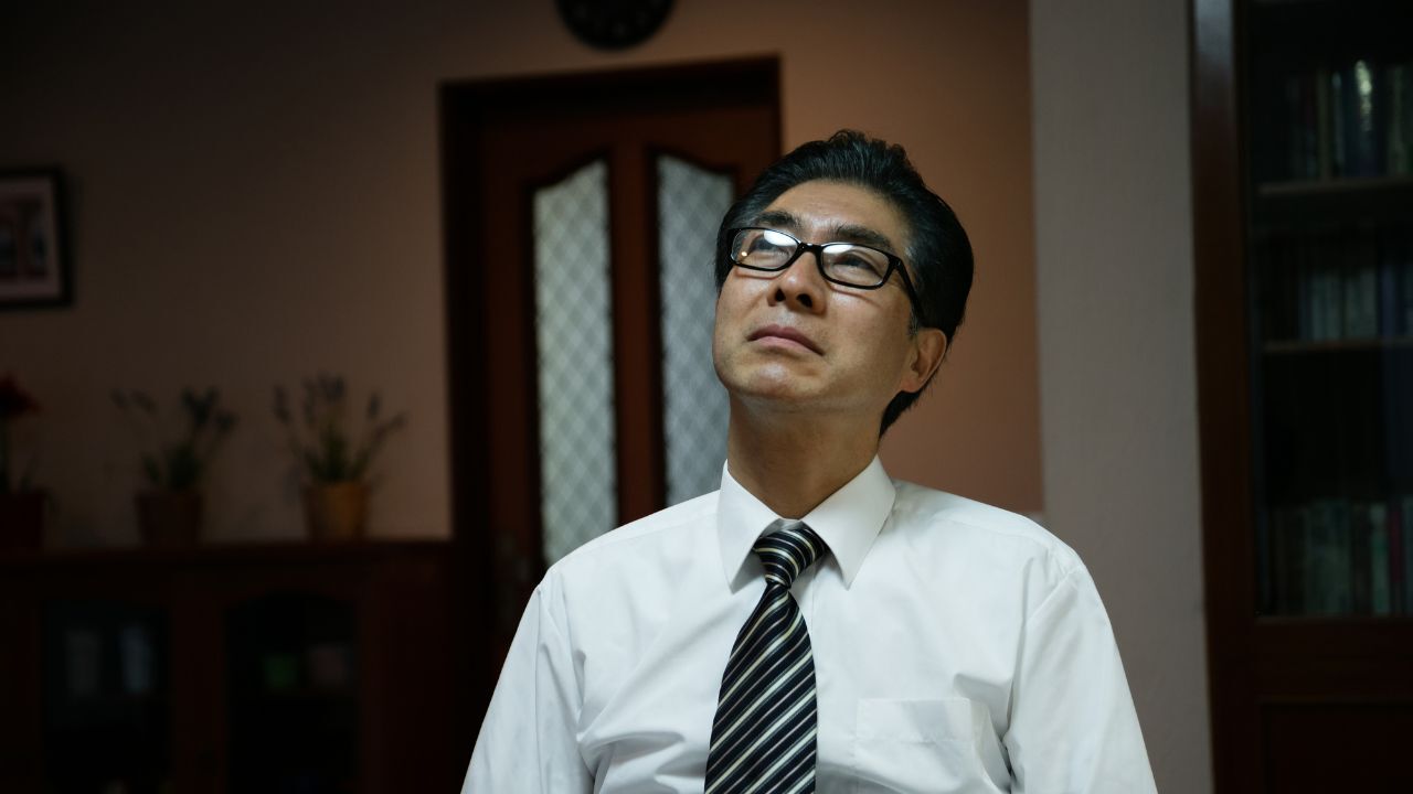 相続問題で意見が対立し話し合う家族のイメージ。遺産分割を巡る争いが起きる可能性を示唆しています。