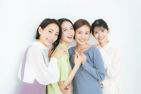 自宅でパソコンに向かう女性：多様な働き方と共働き世帯の増加を示すイメージ