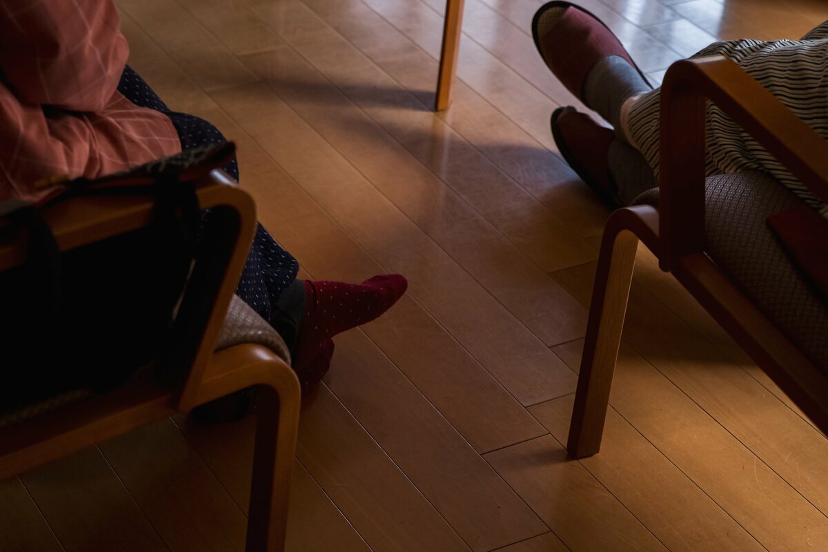 介護や相続を巡る問題で、兄弟姉妹の距離が次第に離れていく様子を表すイメージ画像。親の世話を巡る争いは家族関係に深い溝を生むことがあります。
