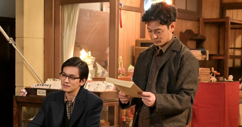 今田美桜演じるのぶが北村匠海演じる嵩の髪を切る様子