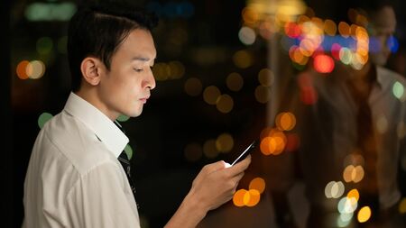 教養ブームと情報過多の中で「わかりやすい」ものに流されがちな現代人の姿勢を示すイメージ。