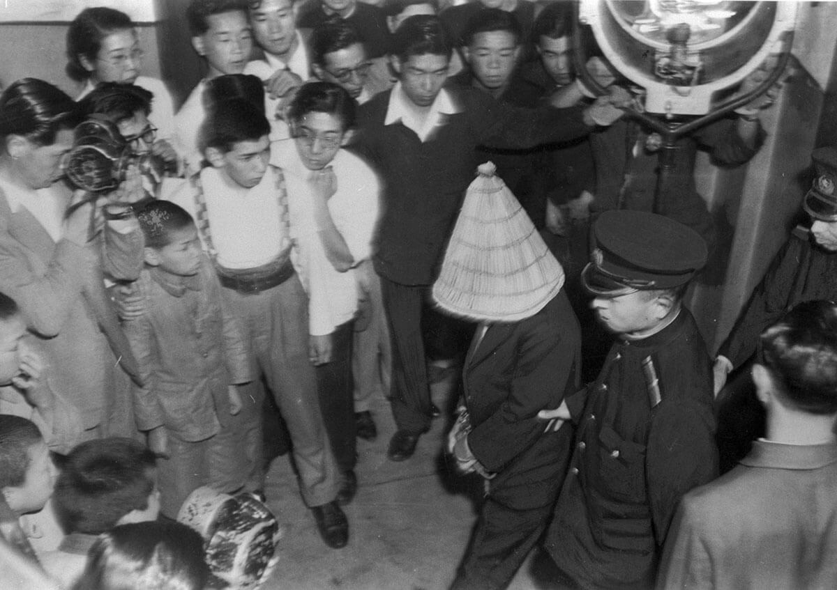 小平義雄が死刑判決を受け、法廷を退廷する様子（1947年6月18日）。戦後日本を震撼させた連続殺人犯の姿。
