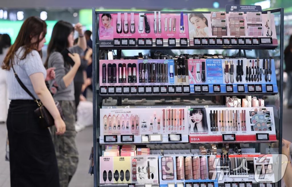 K-ビューティーの躍進を象徴する韓国コスメの使用風景