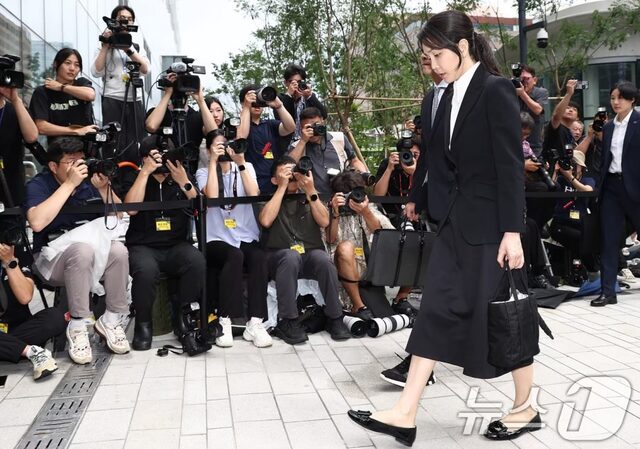 韓国検察、シャネル靴の「シンデレラ捜査」継続…焦点は「金建希氏の足サイズ」 韓国検察、シャネル靴の「シンデレラ捜査」継続…焦点は「金建希氏の足サイズ」