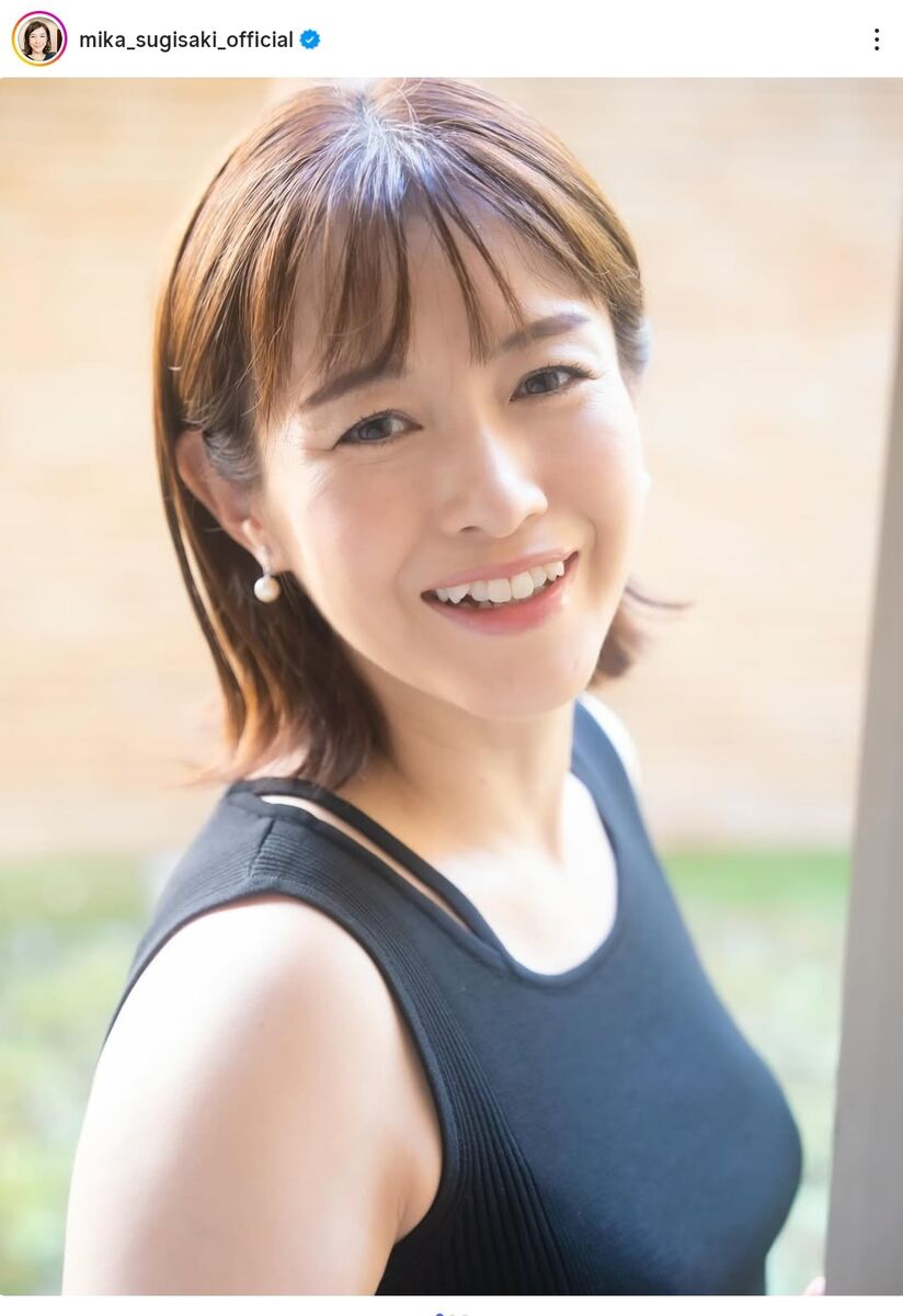 妊娠9ヶ月の杉崎美香アナが上品なノースリーブワンピース姿を披露。フォロワーを魅了したマタニティファッション。