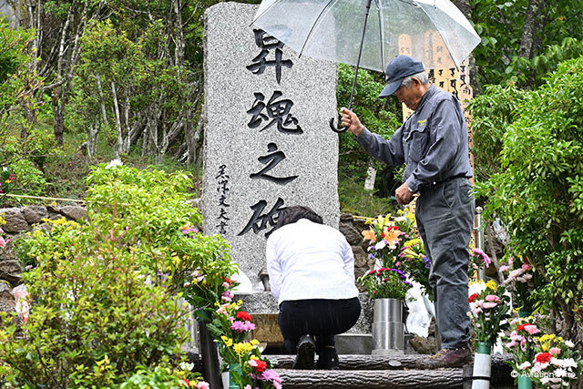 JAL鳥取社長、雨の御巣鷹山で献花 日航機事故40年（Aviation