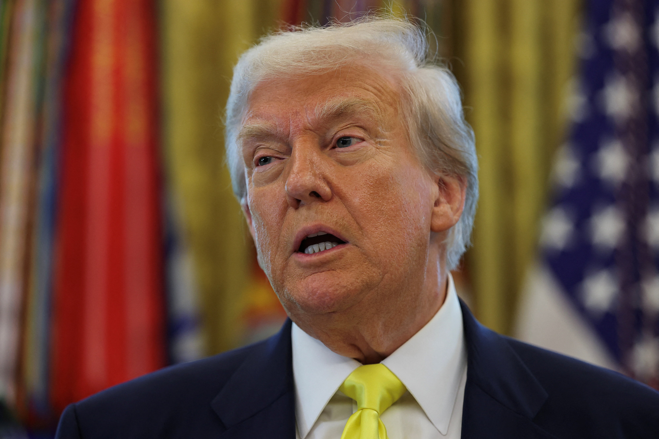 トランプ米大統領が中国への関税停止措置を90日間延長する大統領令に署名する様子、ホワイトハウスにて
