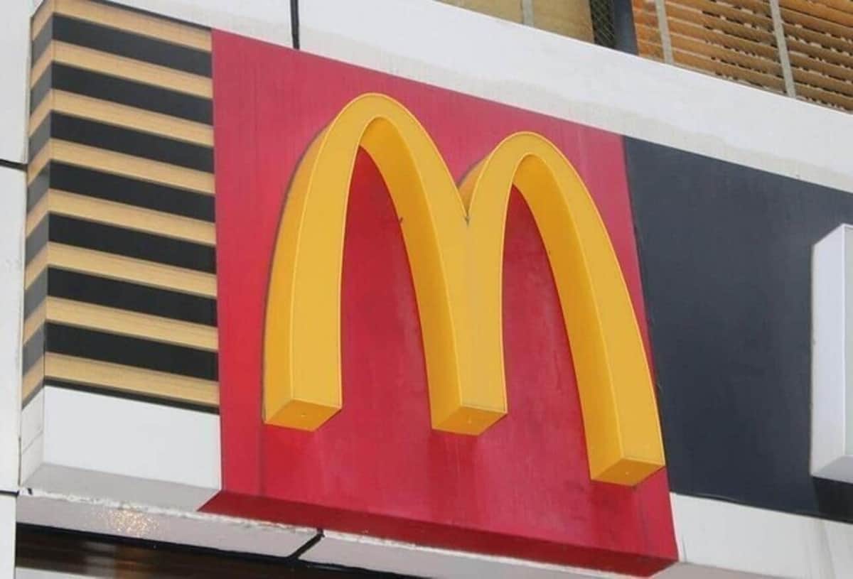 レジ前に積まれたマクドナルドのハッピーセット商品