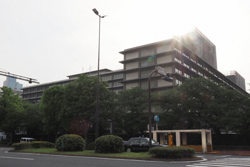 外務省庁舎の外観、中国在留邦人への安全注意喚起の背景