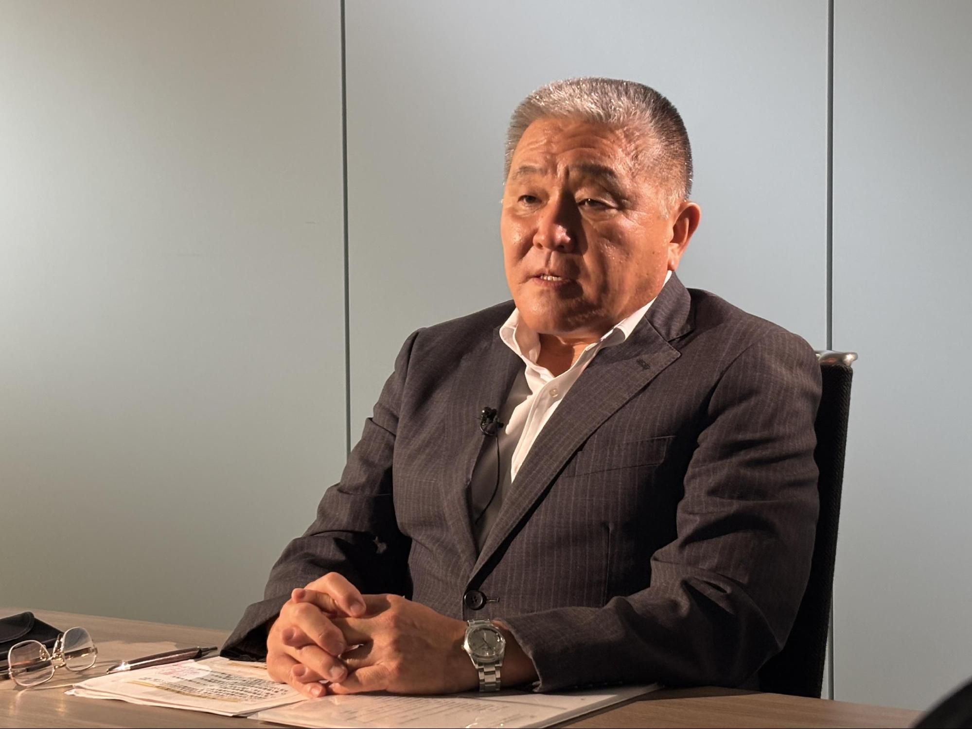都内でのインタビューに応じる元陸上自衛隊幕僚長・岡部俊哉氏。日航機墜落事故の記憶を語る。