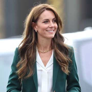 キャサリン皇太子妃、ハンサムなスタイルで登場 公務は「パンツ
