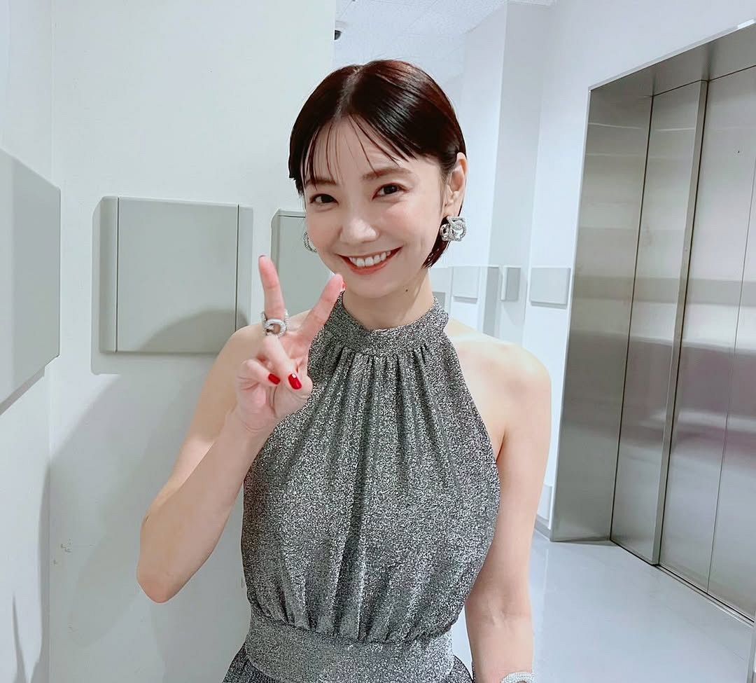 純白のウエディングドレス姿の倉科カナと浜野謙太。顔を寄せ合うドラマ「19番目のカルテ」オフショット。（倉科カナ公式インスタグラムより）