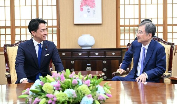 韓国外交部庁舎で会談するチョ・ヒョン外交部長官と小泉進次郎農林水産相