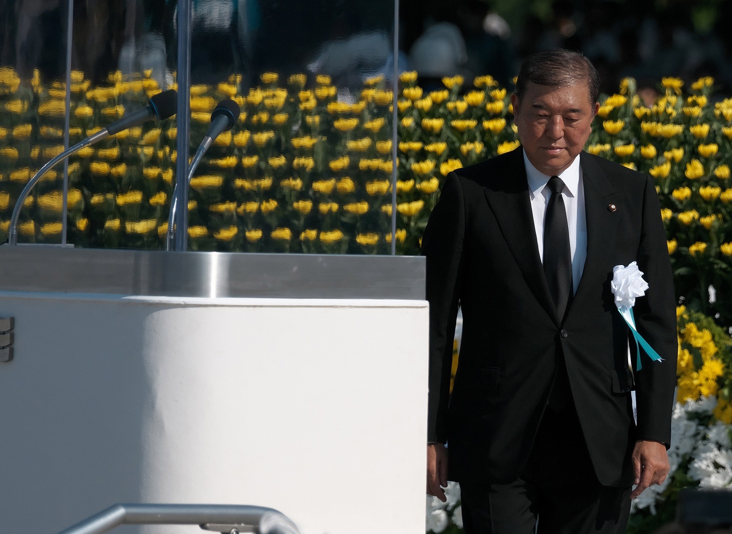広島平和記念式典で演説を行う石破首相。戦後談話の議論に関連する重要な政治的瞬間。