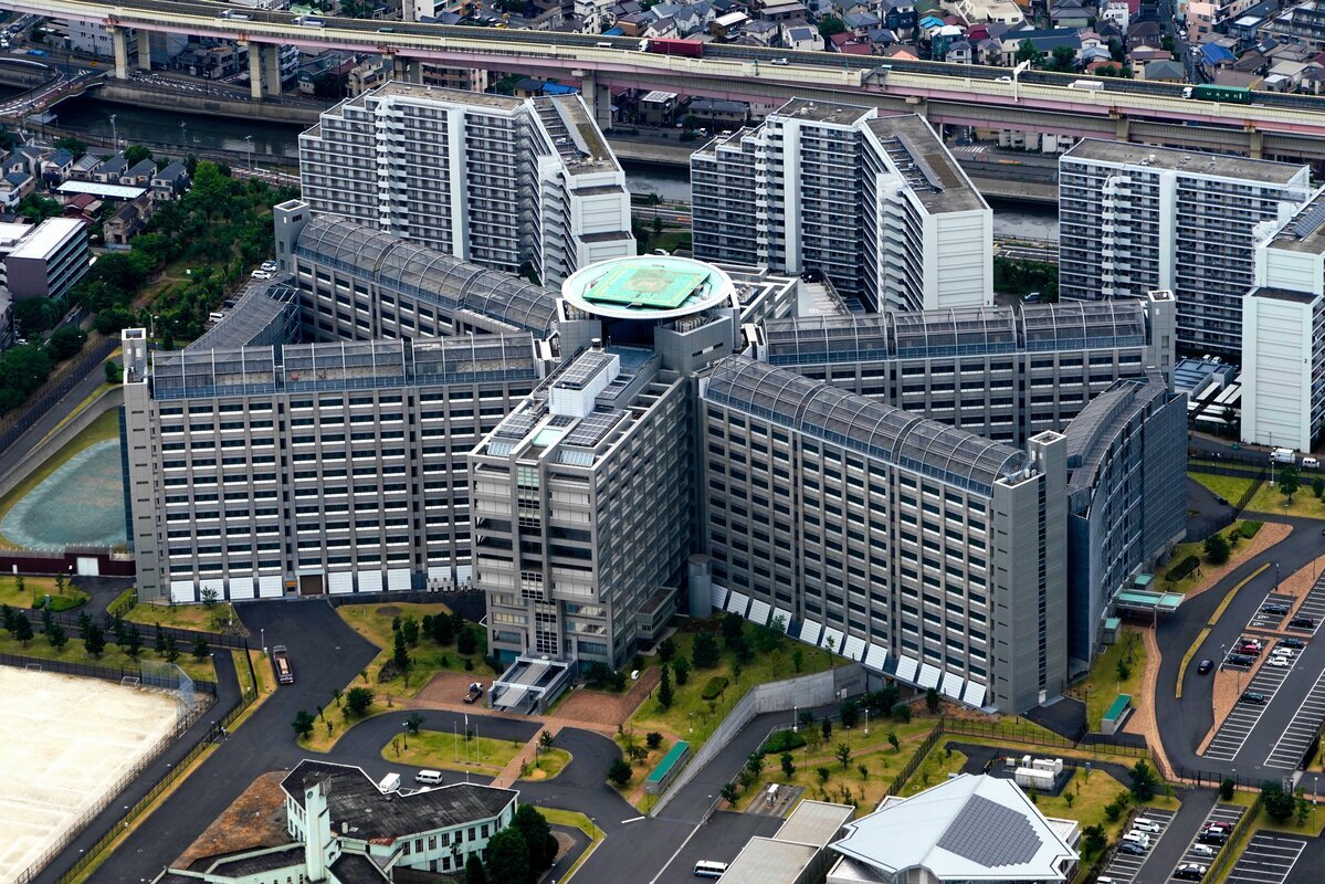 東京拘置所の外観。医師に対するパワハラと人事権乱用の深刻な問題が報じられ、内部告発の背景となっている。