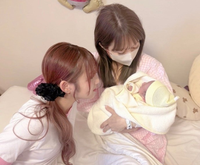 辻希美と長女・希空、生まれたばかりの第5子を囲む幸せな家族の瞬間