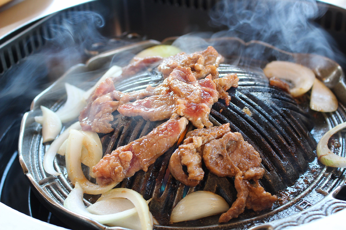適切に加熱されたジンギスカン料理。食中毒予防には十分な加熱が重要です。
