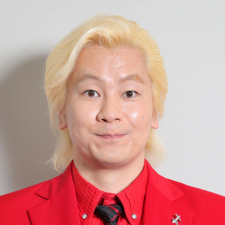 カズレーザー氏がテレビ番組「カズレーザーと学ぶ。」で発言する姿。彼の結婚に関するタイムリーな発言が話題に。
