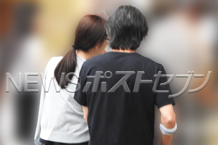 黒縁メガネをかけ、左手に結婚指輪が光るともさかりえが夫とパン屋で買い物をしている様子。二人の仲睦まじい姿が伺える。