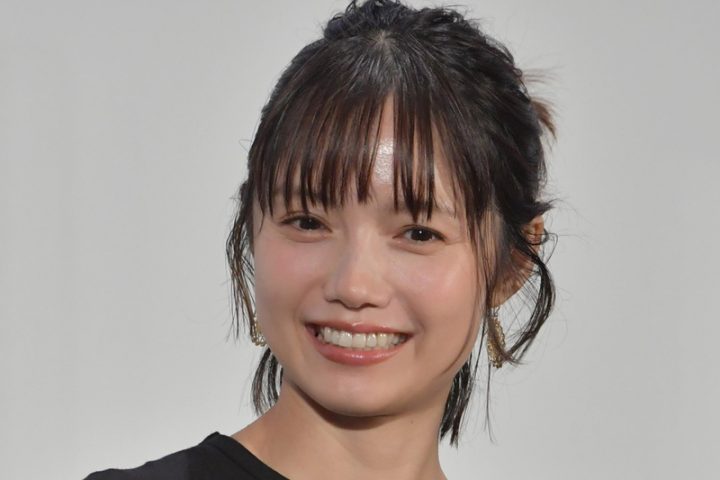 炎天下の都心で4人のお子さんを連れて歩く女優・宮崎あおいさんの姿