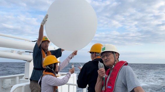 東北沖の太平洋で海水温上昇を調査する三重大学の観測船と気球