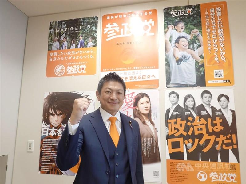 参政党の神谷宗幣代表が東京都内で中央社のインタビューに応じる様子。
