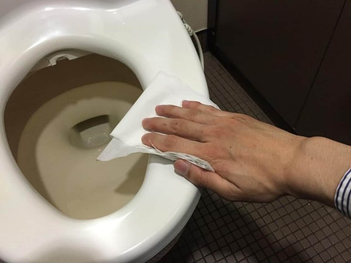 流せるトイレクリーナーと便器の詰まりを示すイメージ。特に節水型トイレでの注意を促す。